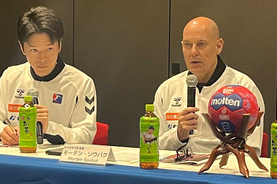 ハンドボール女子世界選手権に臨む日本代表メンバーを発表するモーテン・ソウバク監督(右)。左は新井翔太コーチ【写真:編集部】