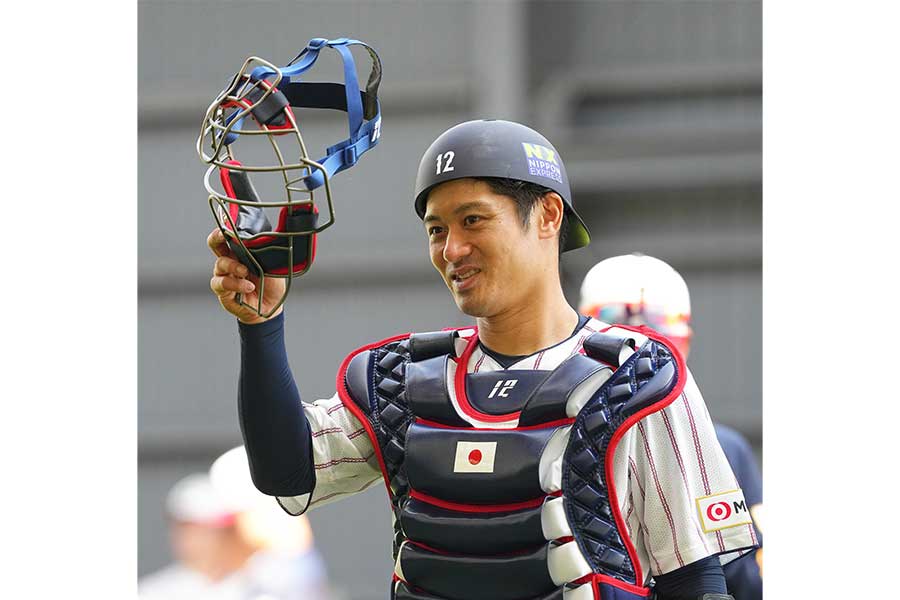 ブルペンで笑顔をみせる阪神・坂本誠志郎【写真：産経新聞社】