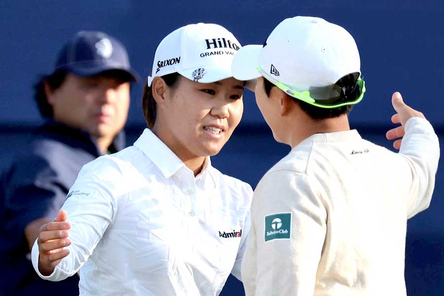 ラウンドを終え申ジエ(右)と抱き合う畑岡奈紗【写真:スポーツ報知/アフロ】