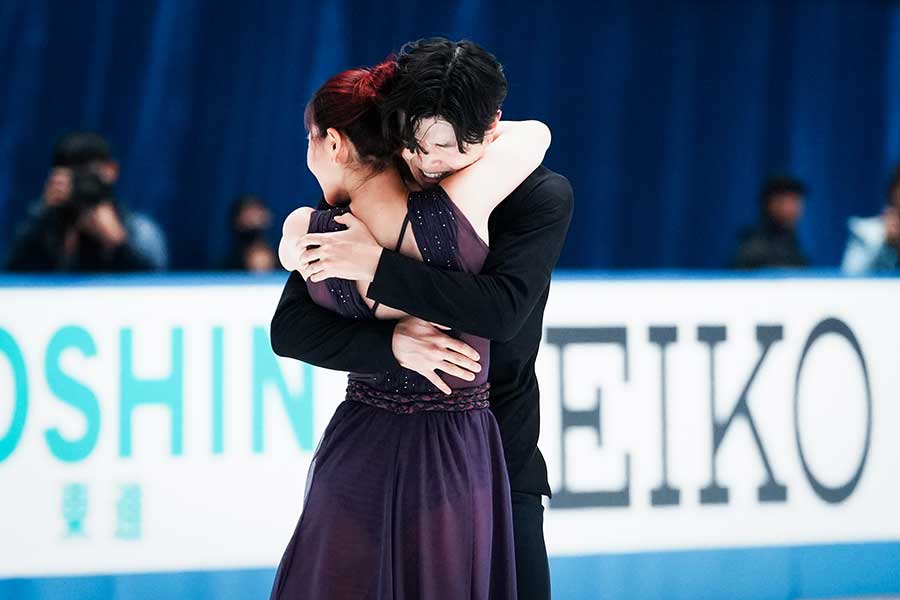 演技終了後、抱き合うシブタニ兄妹【写真:中戸川知世】