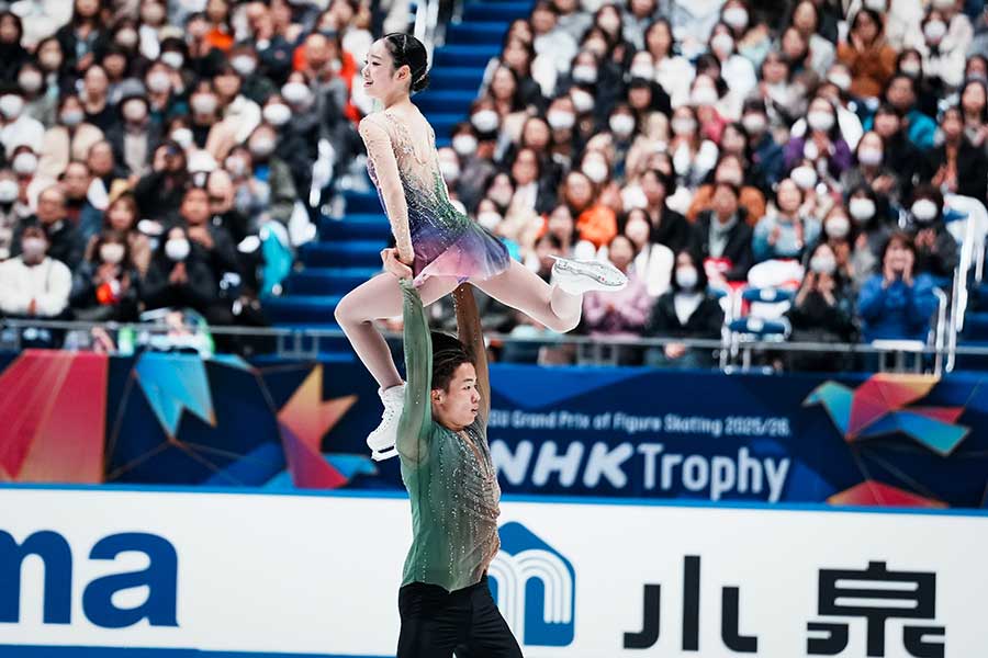 豪快なリフトを見せるゆなすみ【写真：中戸川知世】