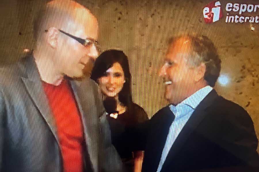 緊張しながらジーコ氏から激励を受けるハンドボール女子ブラジル代表監督時代のソウバク氏(左)(画像はブラジルのテレビ局エスポルテ・インテラティーヴォのYouTubeより)