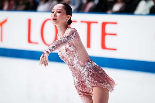 NHK番組で突然…25歳フィギュア女子が照れ気味に決めた