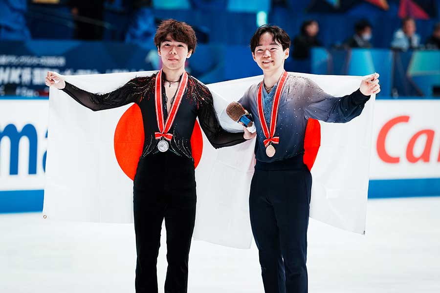 NHK杯、優勝した鍵山優真と2位の佐藤駿（左）【写真：中戸川知世】