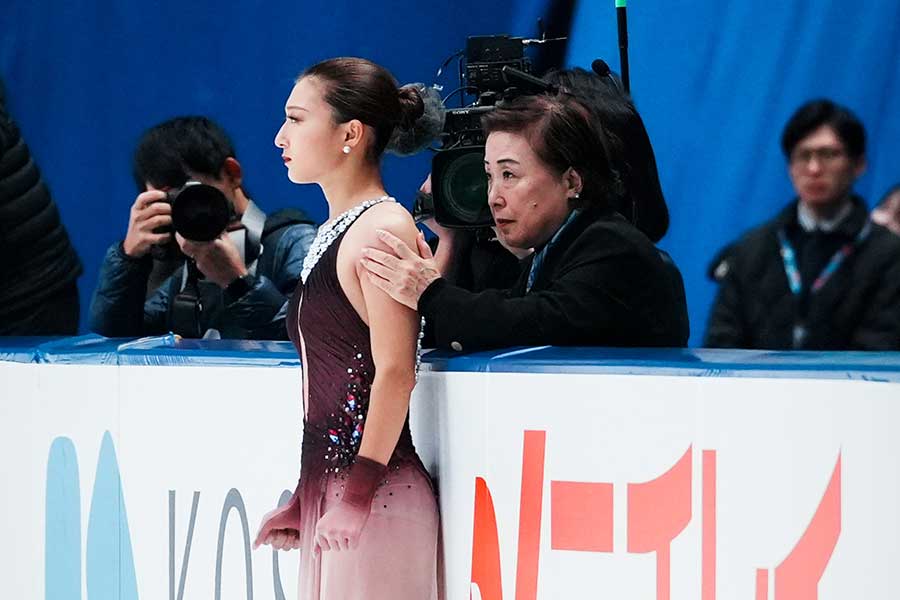 NHK杯、優勝した坂本花織とコーチの中野さん（右）【写真：中戸川知世】