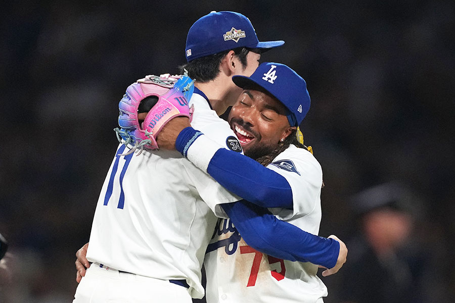佐々木朗希（左）と抱き合うジャスティン・ディーン【写真：ロイター】