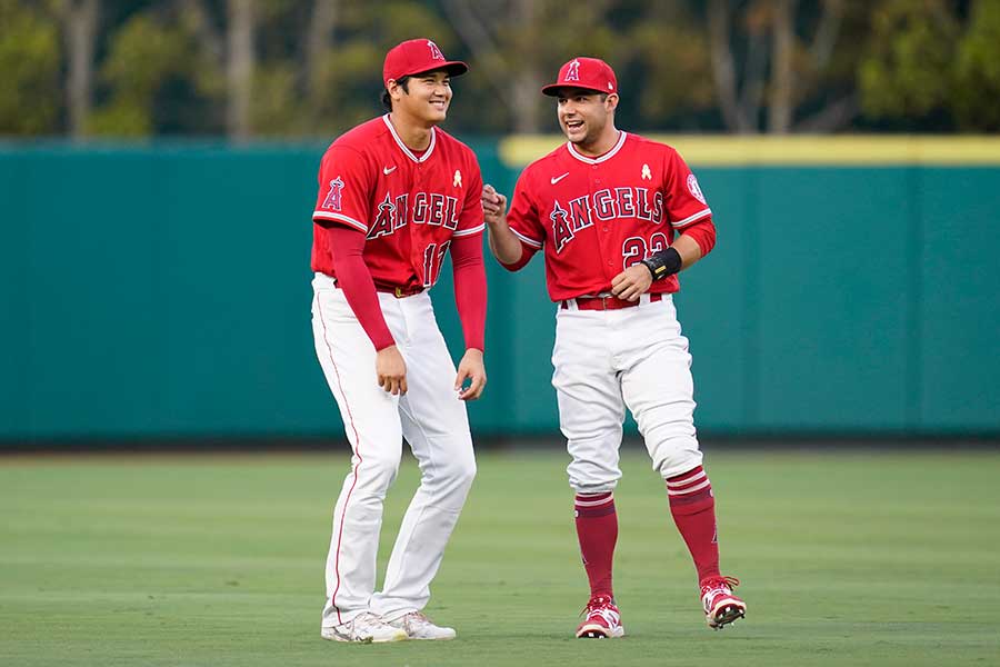 大谷翔平（左）とデビッド・フレッチャー（写真はエンゼルス時代）【写真：AP/アフロ】