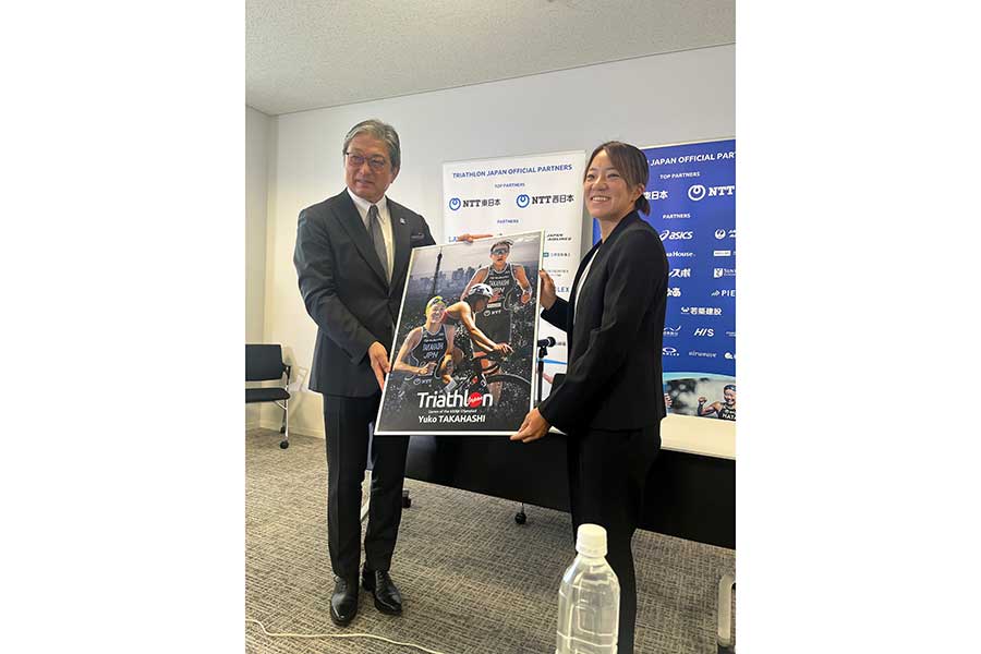 記念品のパネルを贈ったトライアスロンジャパンの大塚真一郎専務理事（左）と高橋【写真：編集部】