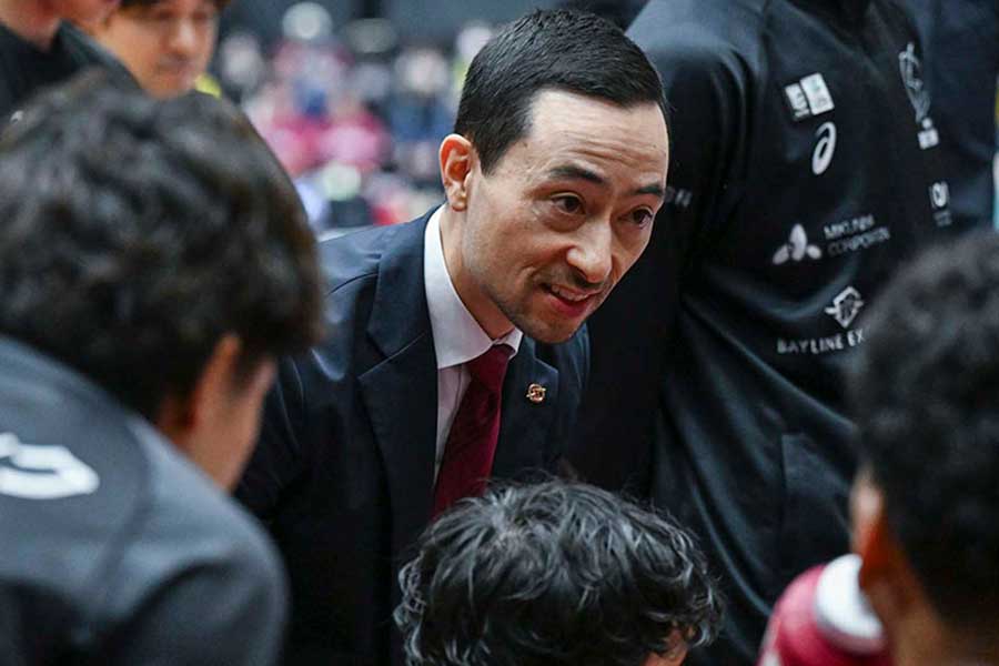 チームに指示を送る川崎の勝久ジェフリーHC【写真提供:川崎ブレイブサンダース】