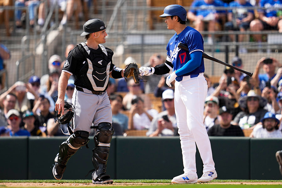 ドジャースの大谷翔平（右）とマックス・スタッシ（2024年2月撮影）【 写真：AP/アフロ】