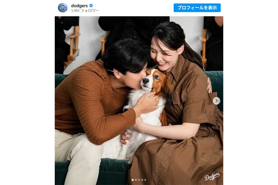 MVP受賞で真美子夫人と抱きしめ、愛犬デコピンにキスする大谷翔平(画像はドジャース公式インスタグラムより)