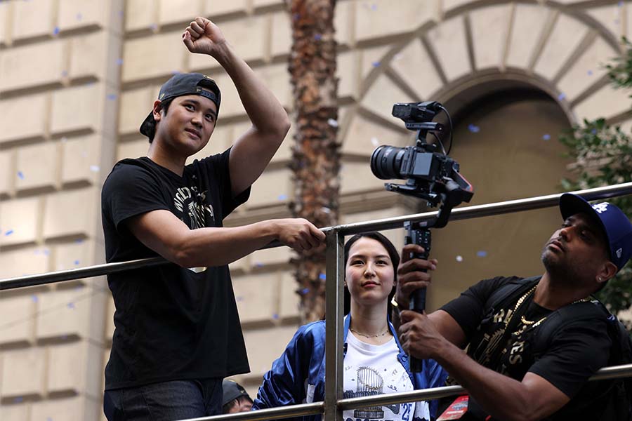 ドジャースの大谷翔平（左）と妻の真美子さん【写真：ロイター】