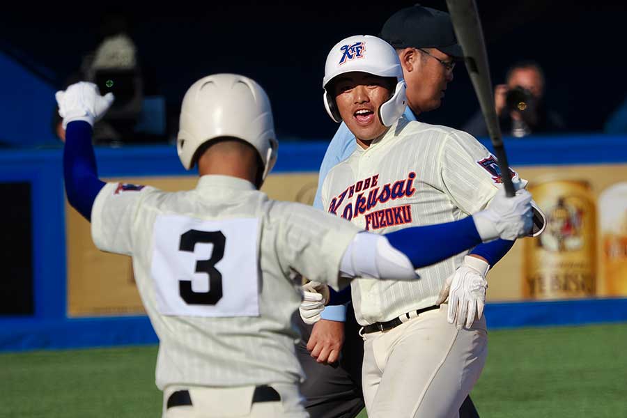 2回のソロ本塁打で生還し、チームメートと喜ぶ石原悠資郎(右)【写真:羽鳥慶太】