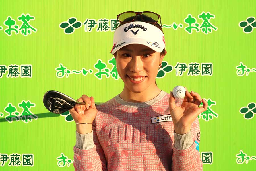 ホールインワンを達成した5番ユーティリティーを手に笑顔を見せる木村【写真:柳田通斉】