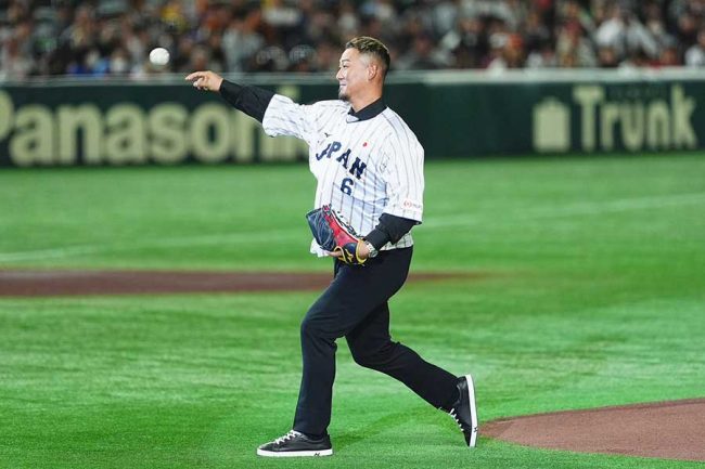 侍ジャパンVS韓国、元中日・中田翔が始球式に登場 ワンバンに苦笑い