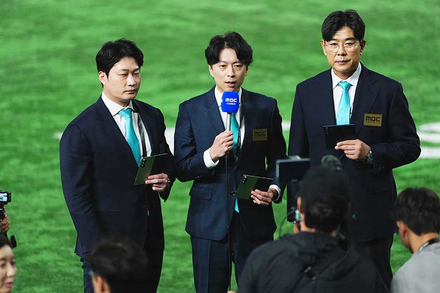 侍ジャパン韓国戦前にグラウンドに姿を現した呉氏（左）と鄭氏（右）【写真：小林靖】