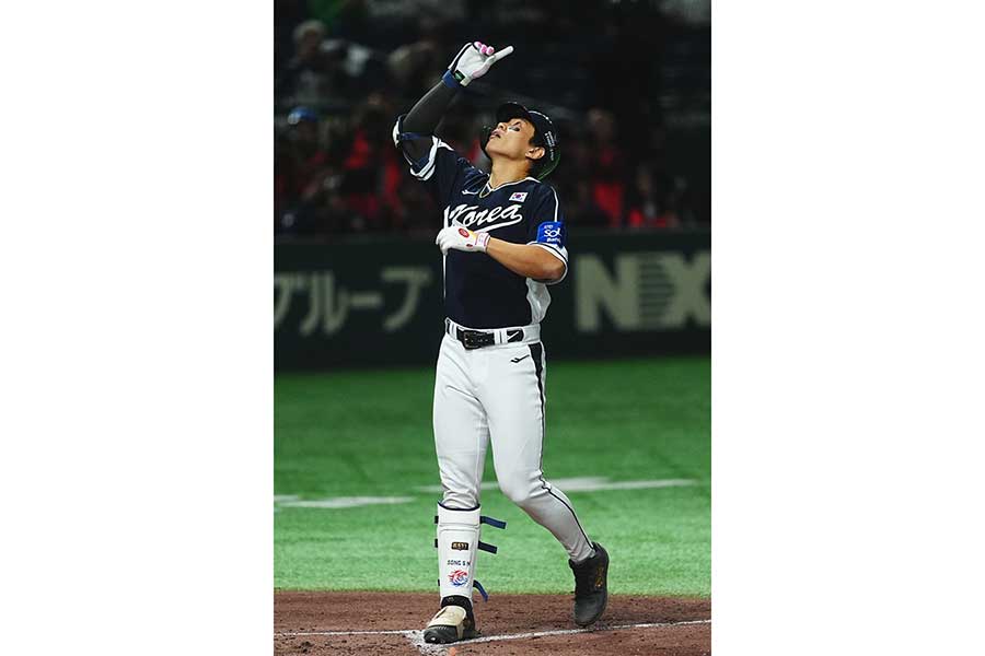 4回にソロ本塁打を放った韓国のソン・ソンムン【写真:小林靖】