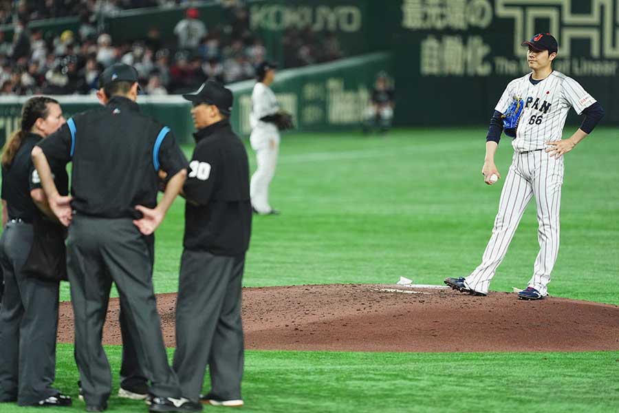 判定をマウンドで待つ松本裕樹（右）【写真：小林靖】