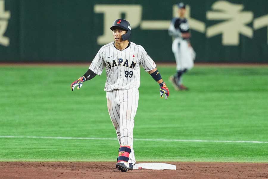 天井を直撃の打球を放ち、二塁まで進んだ野村勇【写真:小林靖】