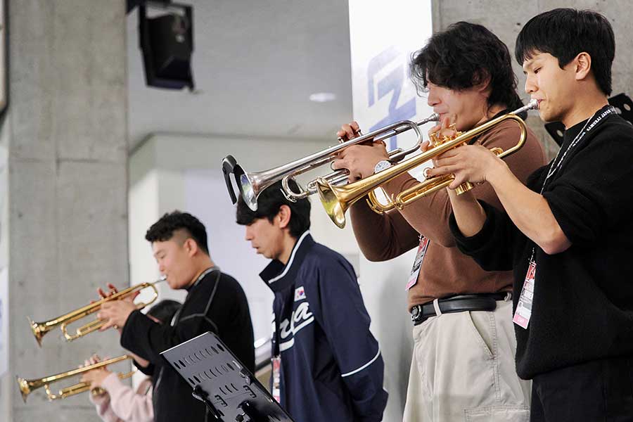 日本プロ野球ばりに外野席でトランペットを吹き鳴らした韓国応援団の4人【写真:羽鳥慶太】