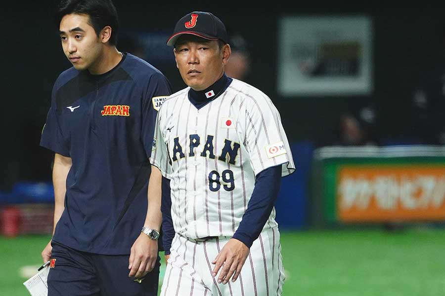 韓国との強化試合第1戦を指揮した井端弘和監督【写真：小林靖】