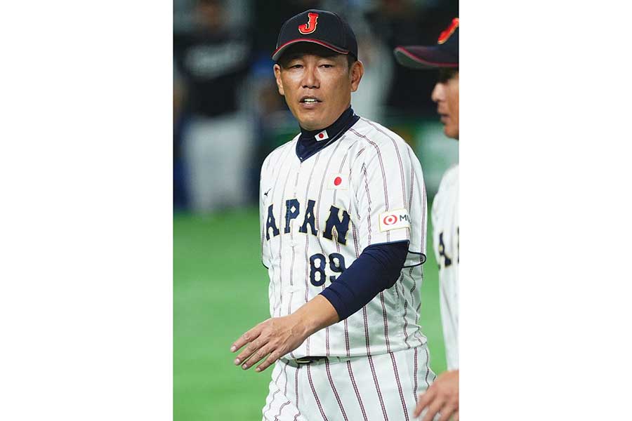 韓国との強化試合第1戦を指揮した井端弘和監督【写真：小林靖】