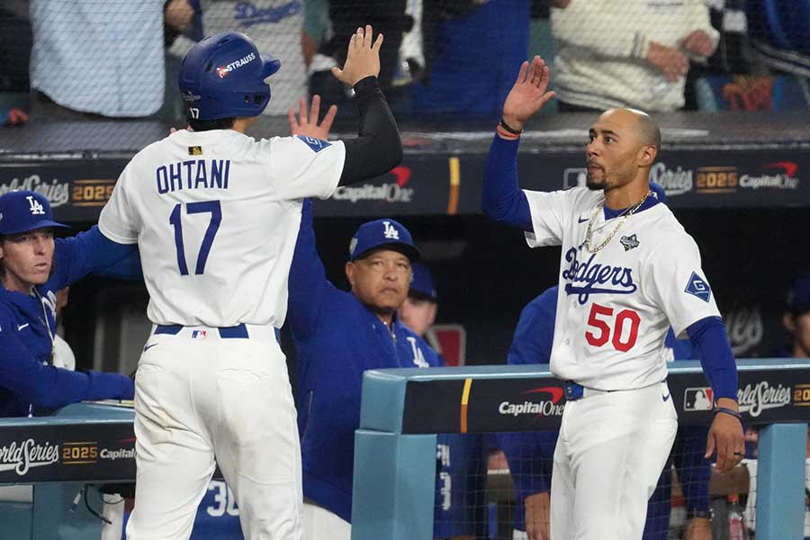 ドジャースのムーキー・ベッツ(右)【写真:ロイター】
