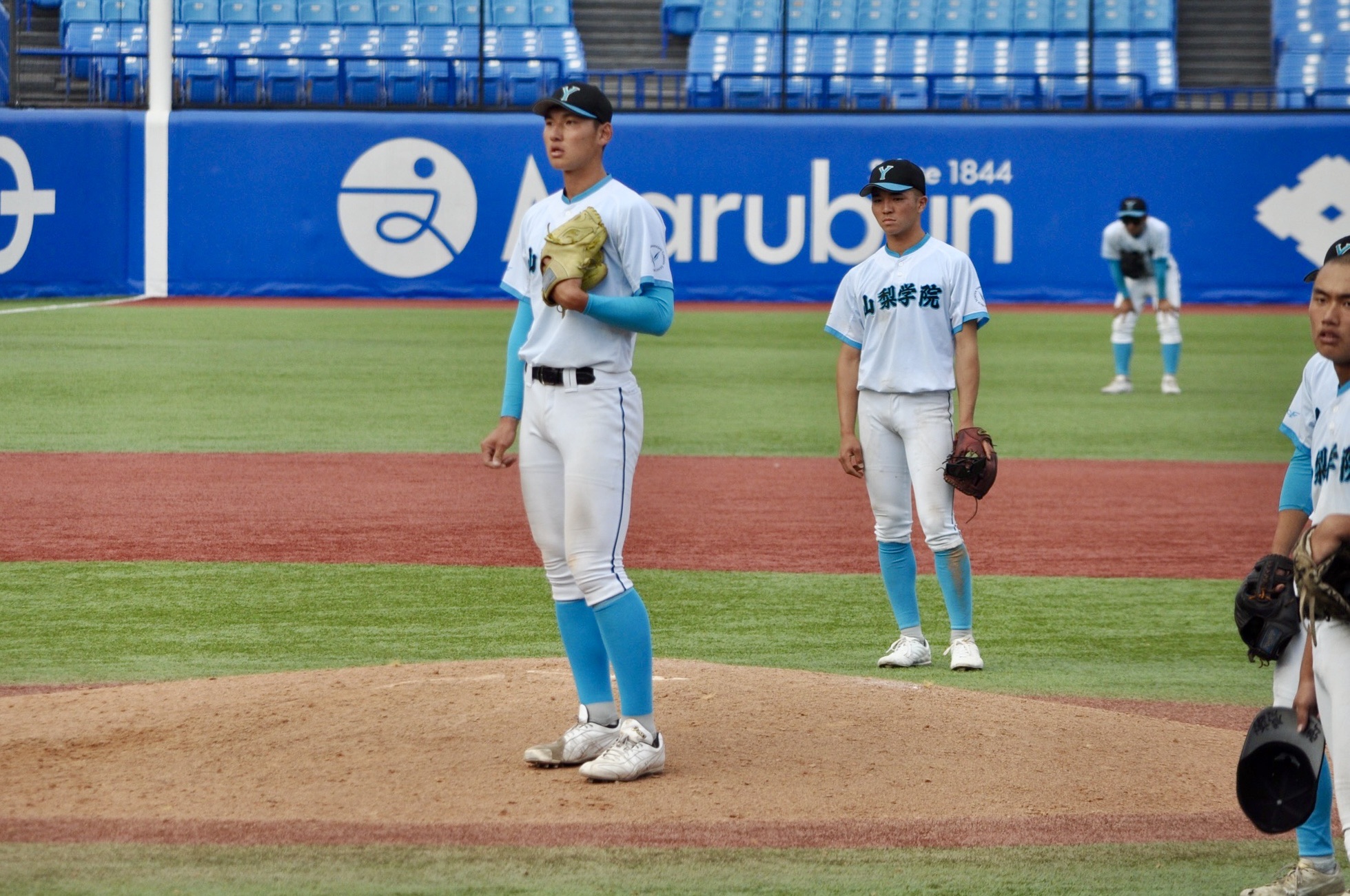 暴投から逆転サヨナラを許し、呆然とするマウンドの菰田陽生ら山梨学院ナイン【写真：山野邊佳穂】