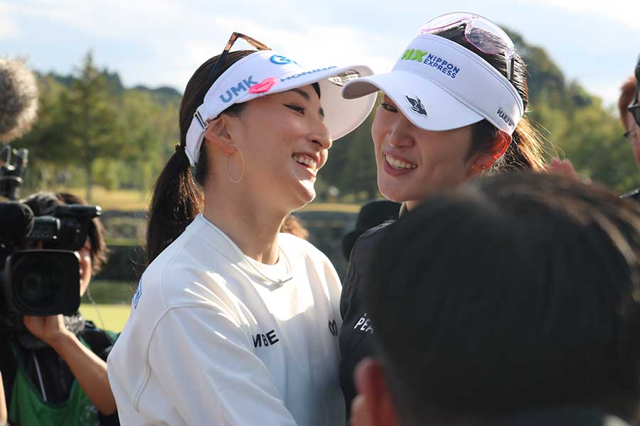 伊藤園レディスで優勝した脇元華（左）【写真：柳田通斉】