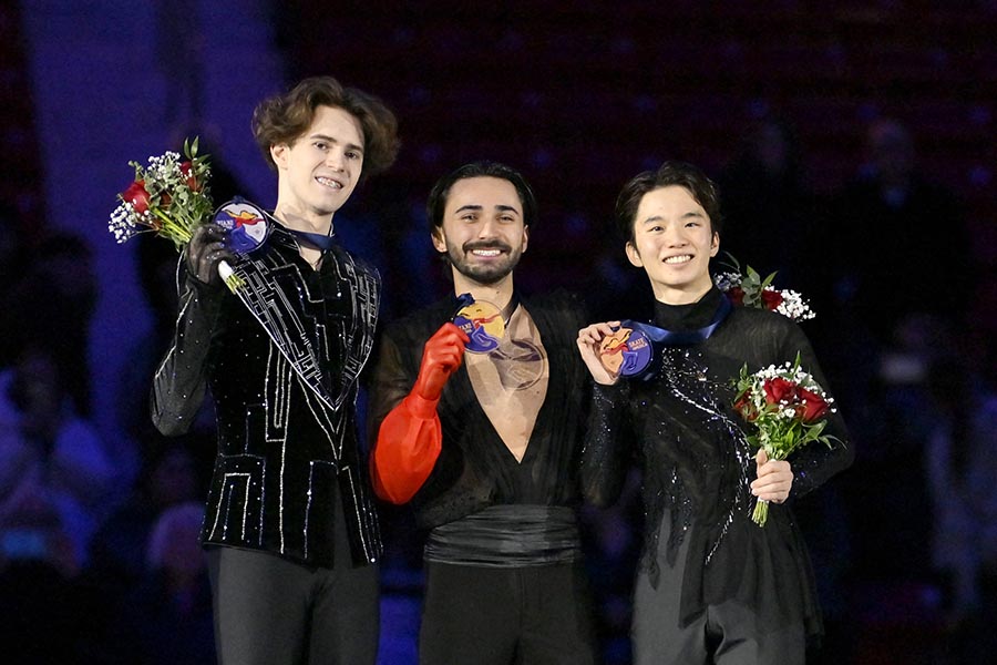 スケートアメリカでGP初優勝のエイモズ(中央)と3位の友野一希(右)【写真:ロイター】