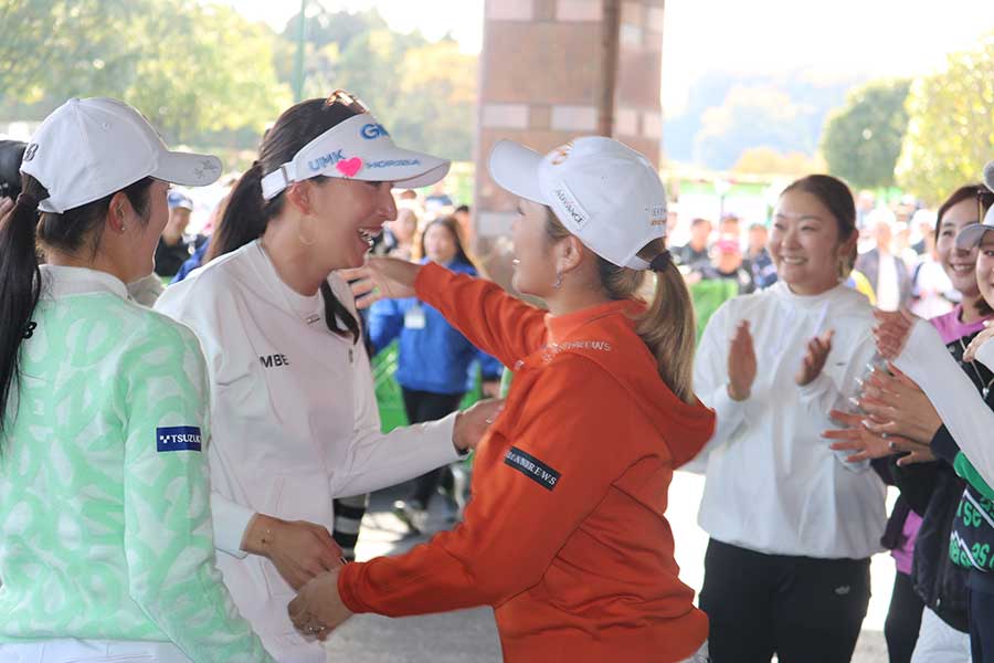 仲間に祝われた脇元【写真：柳田通斉】