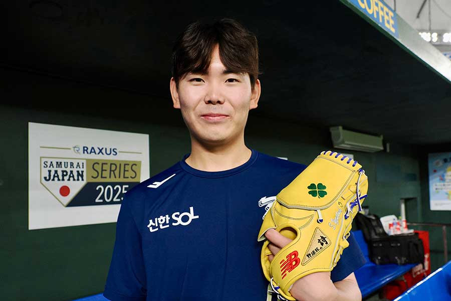 グラブが話題になっていると知り驚くソン・ヨンタク【写真：羽鳥慶太】