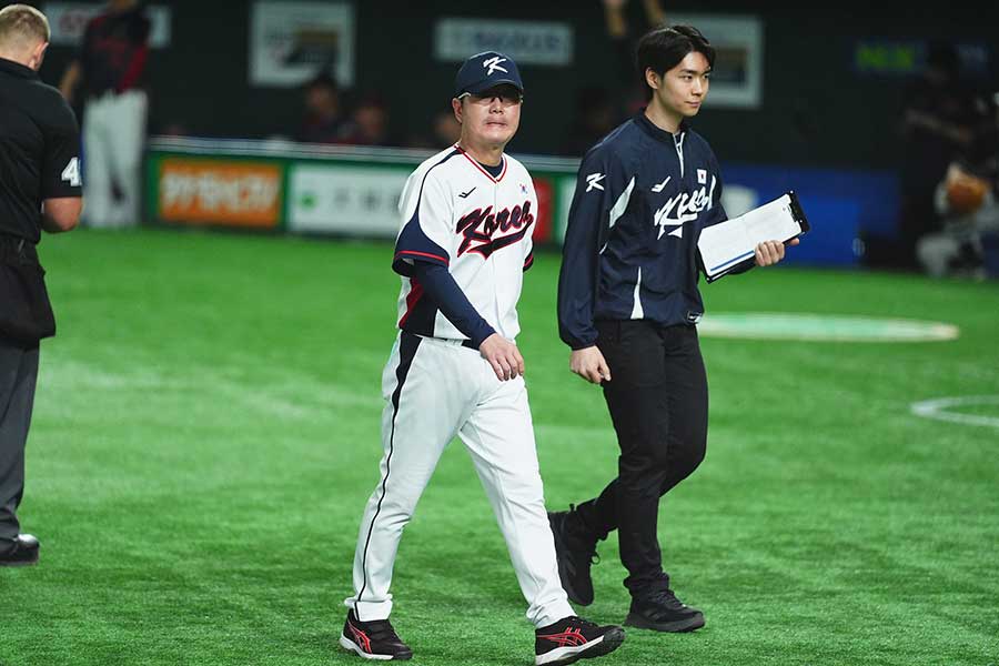 第2戦を指揮した韓国のリュ・ジヒョン監督【写真:小林靖】
