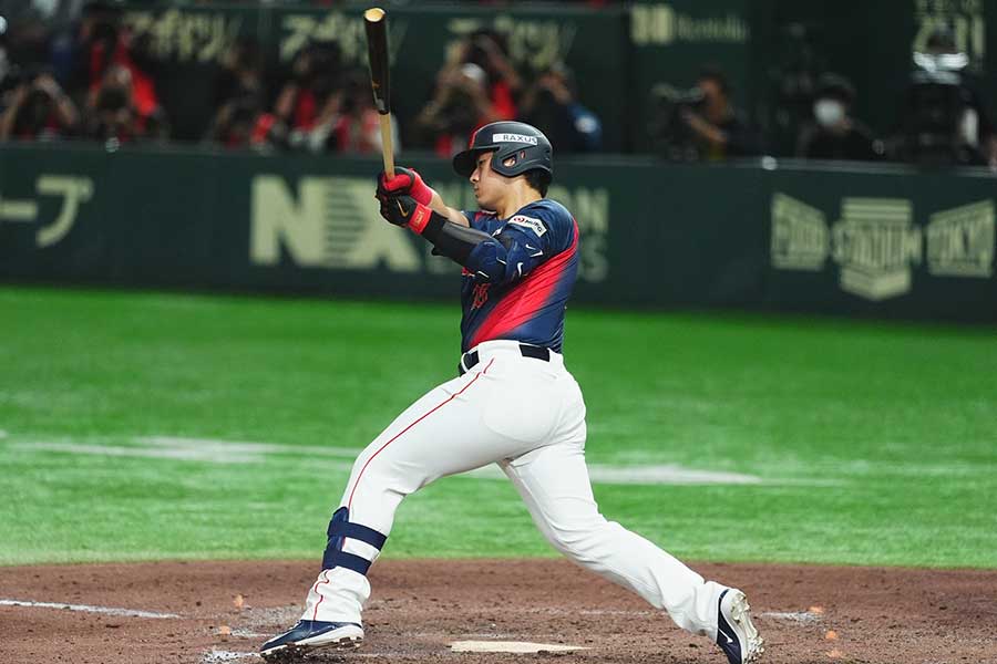 第2戦、8回に代打で登場した岡本和真【写真:小林靖】