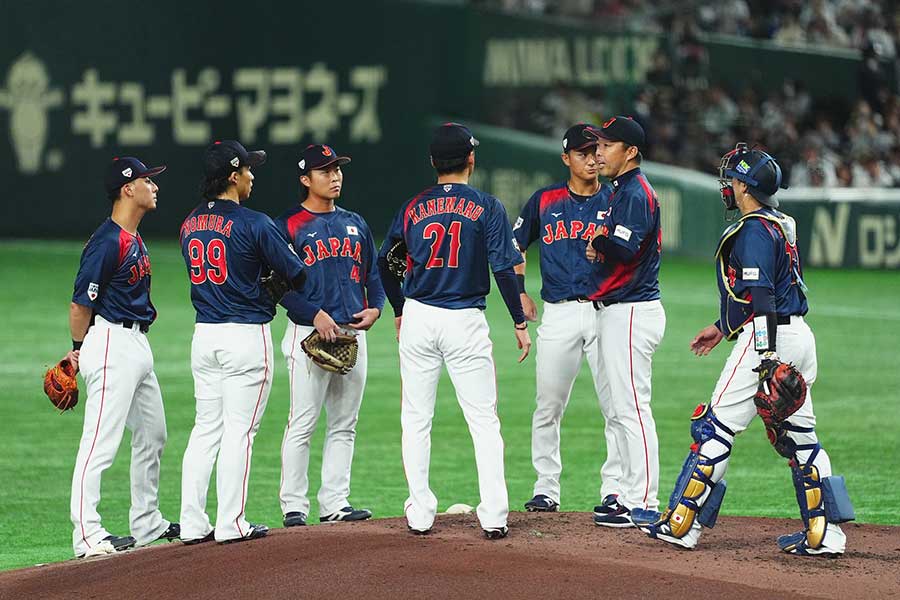 先発の金丸を囲む侍選手たち【写真:小林靖】