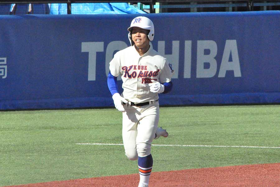 本塁打を放った神戸国際大付の藤原陽翔【写真:山野邊佳穂】