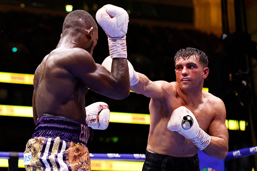 エコウ・エスマン(左)と対戦したジャック・カテラル【写真:ロイター】