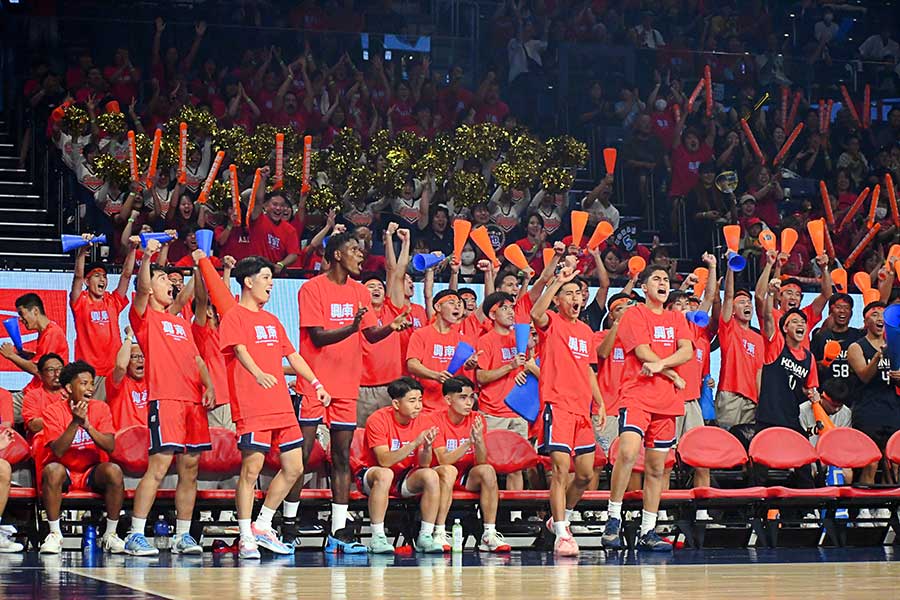 ウインターカップ沖縄県予選男子決勝で優勝した興南高校のベンチと応援団【写真:長嶺真輝】