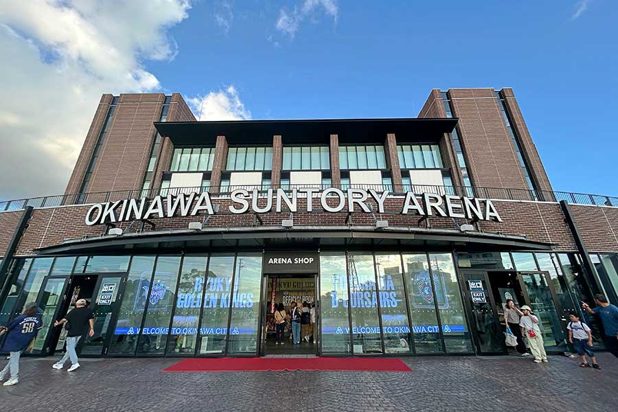 日本バスケ界の聖地の一つとして存在感を放つ沖縄サントリーアリーナ【写真:長嶺真輝】