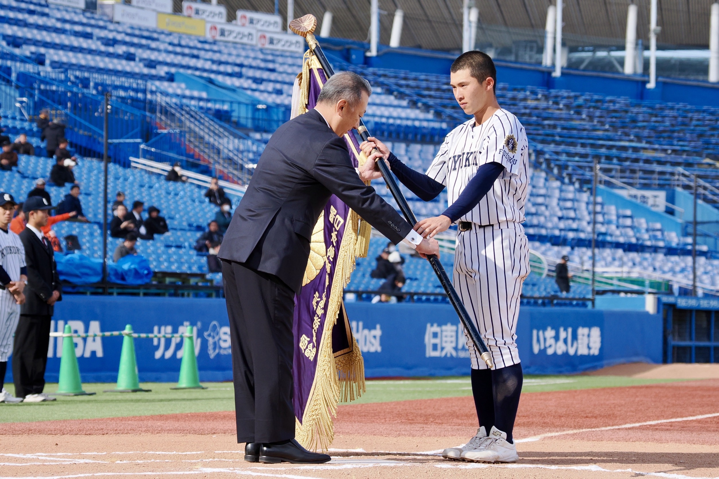 優勝旗を受け取る九州国際大付の城野慶太主将【写真:羽鳥慶太】