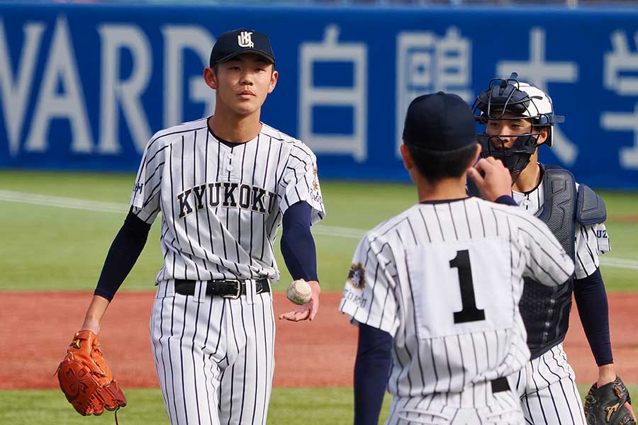 最後のアウト1つは岩見(左)からエースの渡邉流に託した【写真:羽鳥慶太】