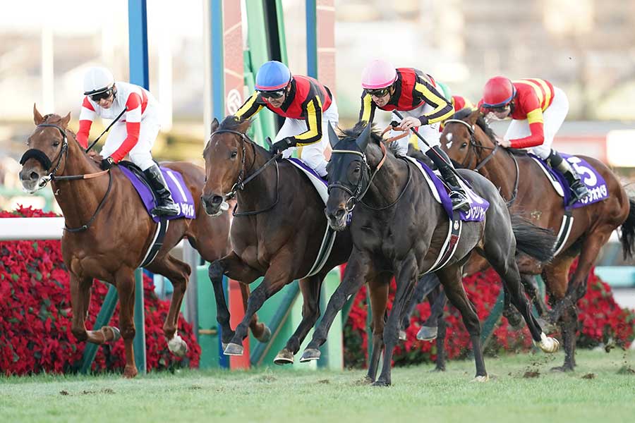 昨年の有馬記念を制したレガレイラ（青帽子）【写真：産経新聞社】