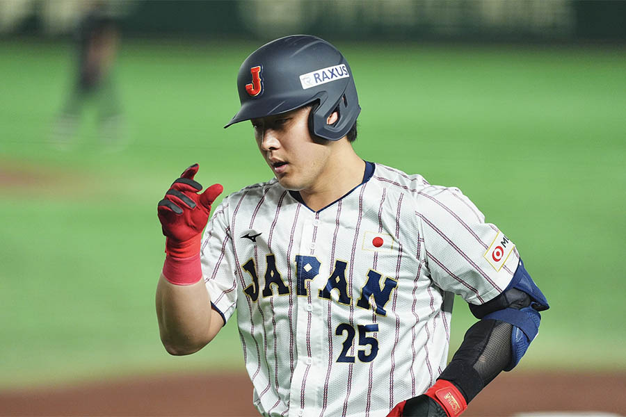 岡本和真【写真:小林靖】