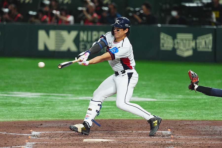 第2戦で先制適時打を放ったソン・ソンムン【写真:小林靖】