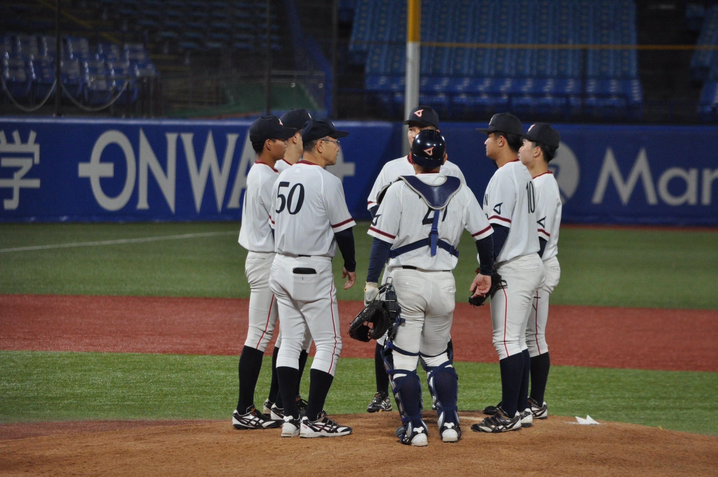 試合中、溝口監督が加わり声を掛け合う杏林大の守備陣【写真:山野邊佳穂】