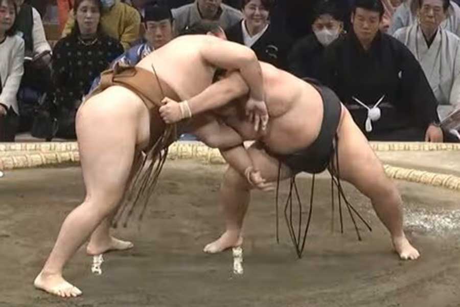 大相撲九州場所の解説席に登場した“元人気力士”に騒然【写真:(C)AbemaTV,Inc.】