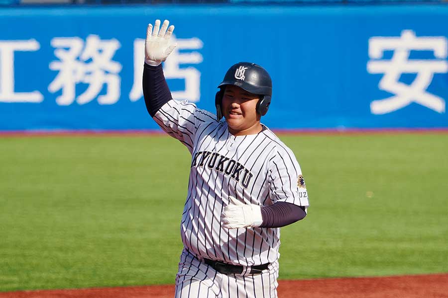 決勝で特大弾を放ち笑顔でダイヤモンドを一周する九州国際大付・上岡煌【写真：羽鳥慶太】