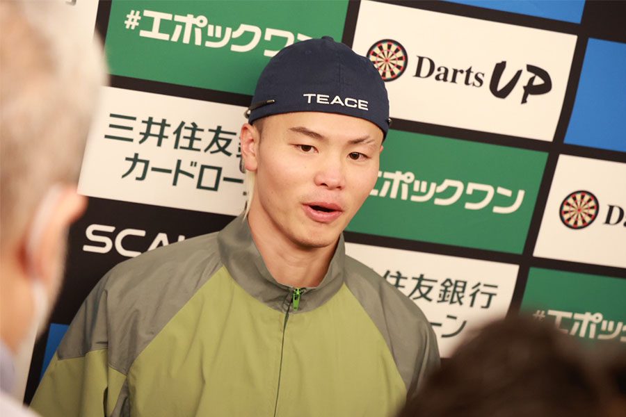 前日計量をパスし、取材に応じる那須川天心【写真:山口比佐夫】