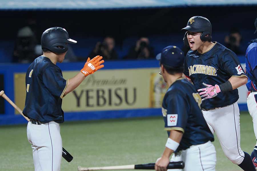 神奈川大との2回戦、4回に同点ソロを放った八戸学院大の十鳥真乙（右）【写真：羽鳥慶太】
