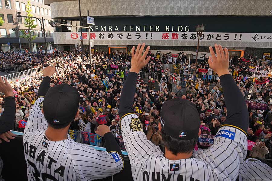 セ・リーグ優勝の阪神が御堂筋で優勝パレードを行った【写真:産経新聞社】